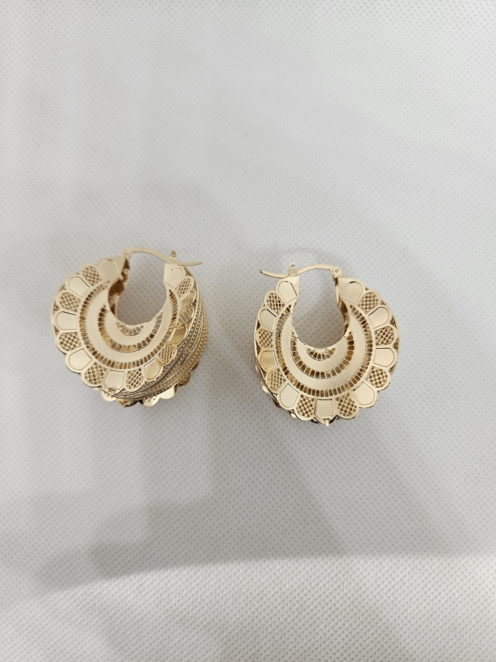 Gold Filigree Scalloped Hoop Earrings for Women - Classic Gold Tone